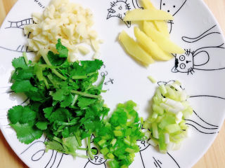 5、番茄火锅,配菜切好待用。