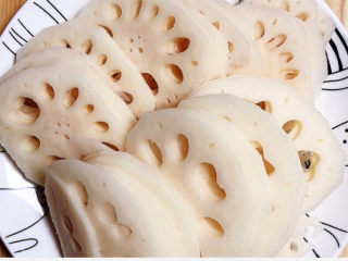 6、番茄火锅,藕切片待用。