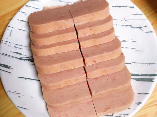 7、番茄火锅,午餐肉切片儿待用。