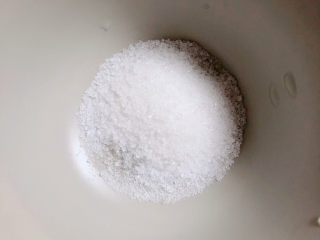 8、番茄火锅,取碗放入盐、少许白糖。