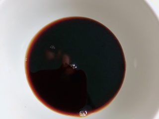 9、番茄火锅,再放入生抽、耗油,搅拌均匀。