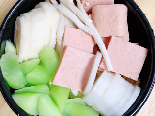 11、番茄火锅,再将各种蔬菜摆放在锅中。