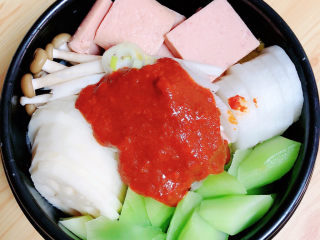 12、番茄火锅,倒入打好调料,再放入番茄沙司,锅中倒入水。