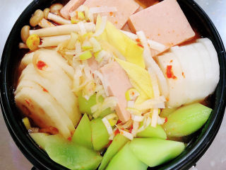 13、番茄火锅,再放入葱姜蒜,将锅烧开锅,小火煮5分钟。