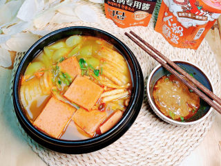 15、番茄火锅,配上蘸料,暖暖的冬日,格外的美味!