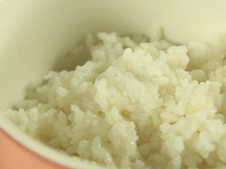 2、花样寿司の紫菜卷,将蒸好的米饭按着5\1的比例放入少量的寿司醋，搅拌均匀