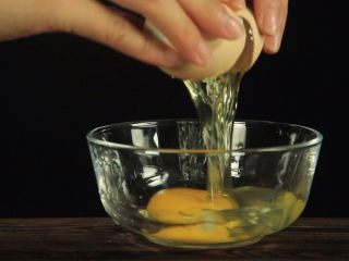 3、花样寿司の紫菜卷,磕一颗鸡蛋