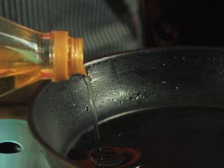 5、花样寿司の紫菜卷,热锅倒油煎鸡蛋饼