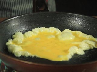 6、花样寿司の紫菜卷,煎制金黄边缘翻起后翻面