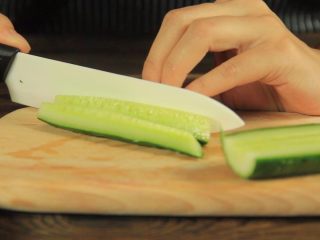 8、花样寿司の紫菜卷,将黄瓜切成细条