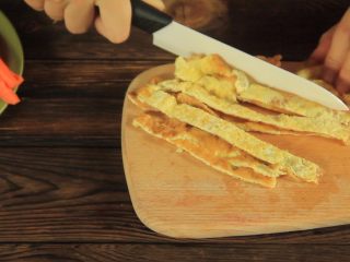 11、花样寿司の紫菜卷,煎制好的鸡蛋饼切成细条