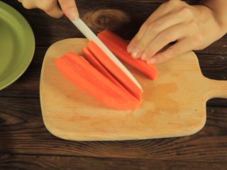 9、花样寿司の紫菜卷,胡萝卜切成细条