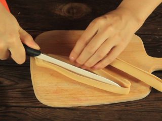 10、花样寿司の紫菜卷,火腿肠切成细条