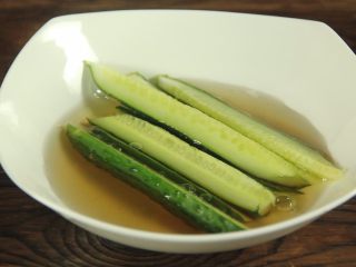 12、花样寿司の紫菜卷,黄瓜需要用寿司醋腌制5分钟（时间允许的话可以腌制3小时，口味更佳）