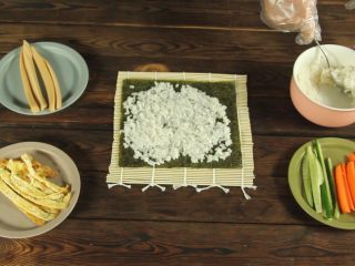 13、花样寿司の紫菜卷,取一张紫菜，上面铺一层均匀的米饭