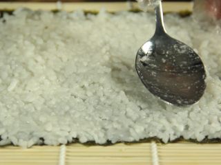 14、花样寿司の紫菜卷,再用勺子将米饭压实