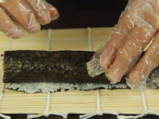 17、花样寿司の紫菜卷,压实卷紧后即可