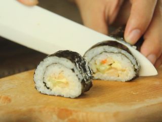 18、花样寿司の紫菜卷,切成均匀的寿司块