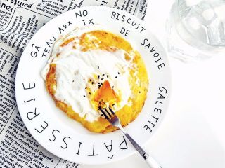 10、创意南瓜米饭煎蛋饼,如果没有上下同时加热的电饼铛，可在锅里打一个鸡蛋，将煎熟翻面的南瓜米饭饼盖在上面煎熟就行了