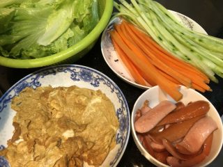 1、鸡蛋胡萝卜火腿寿司,鸡蛋，小肠，煎好，胡萝卜青瓜切条，生菜洗净