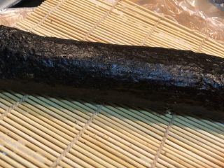 3、鸡蛋胡萝卜火腿寿司,卷成条，切成块