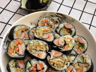 4、鸡蛋胡萝卜火腿寿司,美味的寿司做好啦，配上自己喜欢的酱料，美美的，好吃????