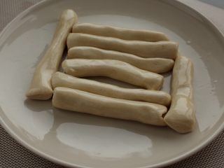 1、大盘鸡,2.然后揉光滑，搓成长条，沾抺上油，蒙上保鲜膜，继续醒，至少30分钟，或更长。