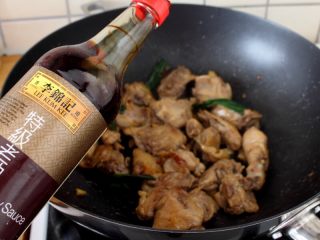 5、大盘鸡,8.炒出香味后加老抽上色。