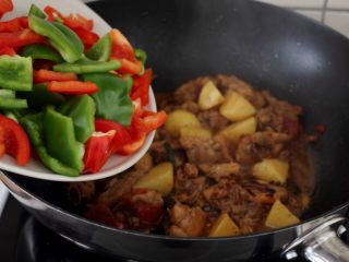 8、大盘鸡,11.水烧的差不多的时候，鸡肉已烂，将切块的青红椒入锅。