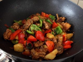 9、大盘鸡,12.翻炒几下就可出锅。注意一定要留汁，方便拌面。