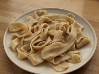 11、大盘鸡,14.将锅里煮好的面捞入盘中。