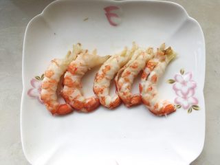 2、咸蛋黄红虾寿司,将阿根廷红虾剥掉虾壳