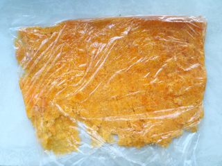 3、咸蛋黄红虾寿司,咸蛋黄蒸熟后取出，装在保鲜袋内，用擀面杖擀碎