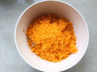 4、咸蛋黄红虾寿司,将蛋黄碎也倒入碗内