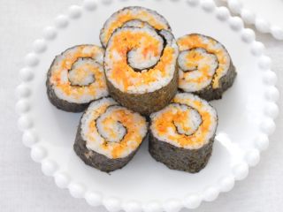 6、咸蛋黄红虾寿司,卷好之后分切成段就可以啦