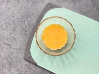 3、酱油炒饭,鸡蛋打散均匀