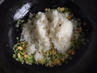 8、酱油炒饭,把米饭放入(冷藏过的米饭最佳,翻炒会是一粒一粒的)