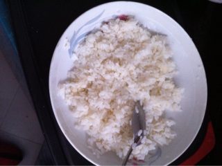 3、日本菜 寿司,把寿司醋倒入饭中拌匀