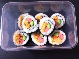 8、日本菜 寿司,刀上沾水后切成段