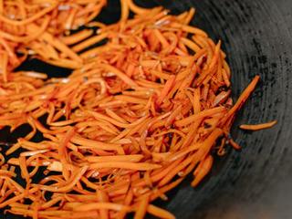 3、焦糖酱油面,翻炒约5分钟，让红薯变成棕色。从锅中取出，放在一边。