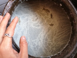 1、酸菜排骨暖锅,今日小寒,我老爸积的酸菜开坛。