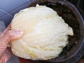 2、酸菜排骨暖锅,开坛捞出一棵酸菜