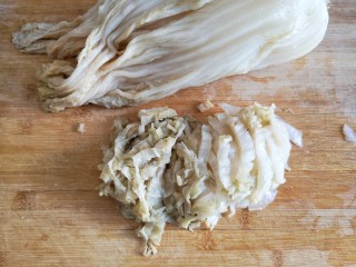 4、酸菜排骨暖锅,将洗净的酸菜切丝。