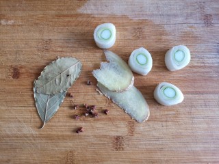 6、酸菜排骨暖锅,葱切小段,姜切片,花椒,香叶备用。