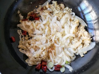 11、酸菜排骨暖锅,加入酸菜丝翻炒一下。