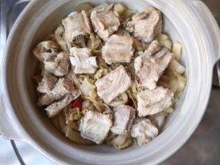 14、酸菜排骨暖锅,酸菜上面铺上煮过的排骨。
