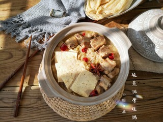 17、酸菜排骨暖锅,端锅上桌。