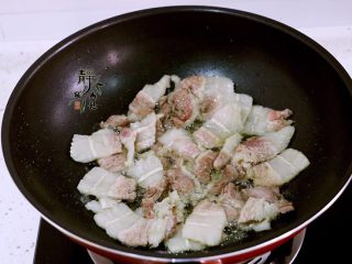 12、麻辣香锅,接着放入五花肉片,继续小火煸炒,至五花肉吐油,边缘微微卷起。