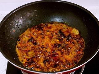 15、麻辣香锅,再放麻辣火锅底料炒香炒匀。