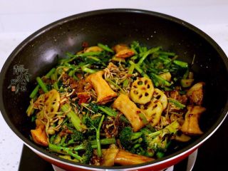 16、麻辣香锅,最后放入焯好的蔬菜,调入白糖来中和辣味,口感更好回味更香。炒匀后即可关火。由于火锅底料和豆瓣酱都盐,这里没有再放盐。您可以根据自己的口味稍做调整。